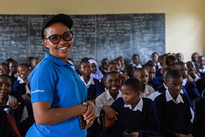 Neema Mwaja von Nature Tanzania begeistert die Kids des Umweltclubs für den Vogel- und Naturschutz. - Foto: NABU/Marc Scharping