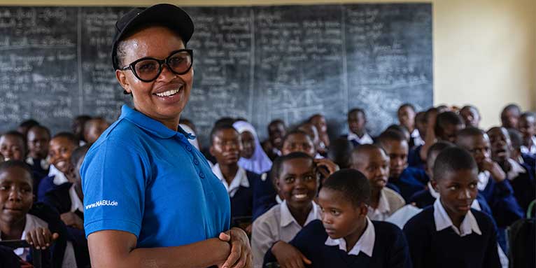 Neema Mwaja von Nature Tanzania begeistert die Kids des Umweltclubs für den Vogel- und Naturschutz. - Foto: NABU/Marc Scharping