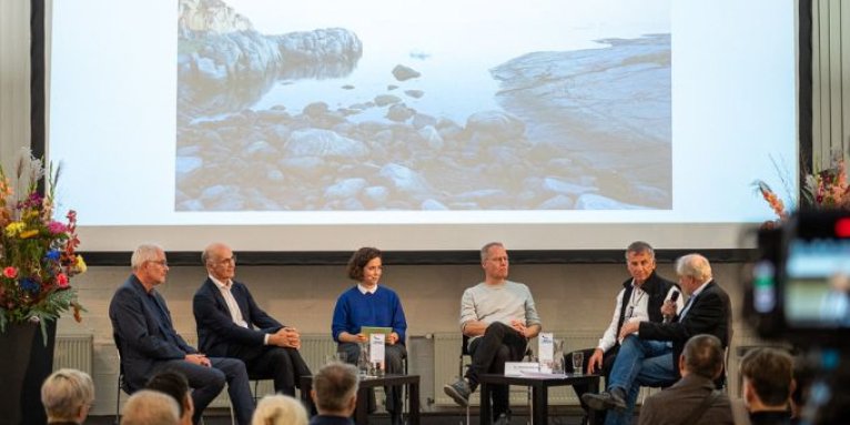 Vertreter aus Politik, Wirtschaft und Naturschutz diskutierten notwendige Maßnahmen im Klimaschutz. - Foto: Kevin Winiker